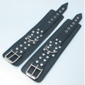 Чёрные кожаные оковы с клепками - БДСМ Арсенал - купить с доставкой в Невинномысске