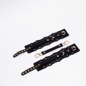 Черный кожаные оковы с узорами и золотистой фурнитурой - Crazy Handmade - купить с доставкой в Невинномысске