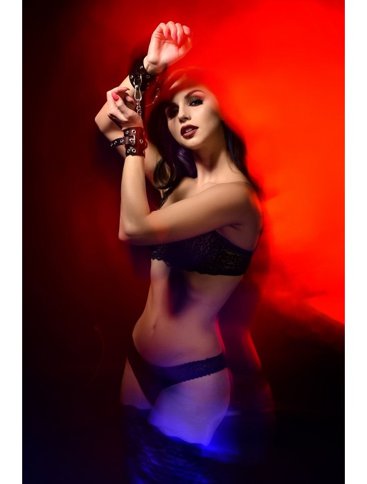 Черные кожаные однослойные наручники с люверсами - Pecado - купить с доставкой в Невинномысске